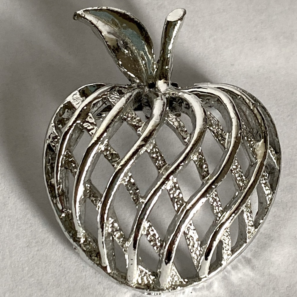 Vintage Sarah Coventry Silver Tone Women’s Apple Brooch Pin